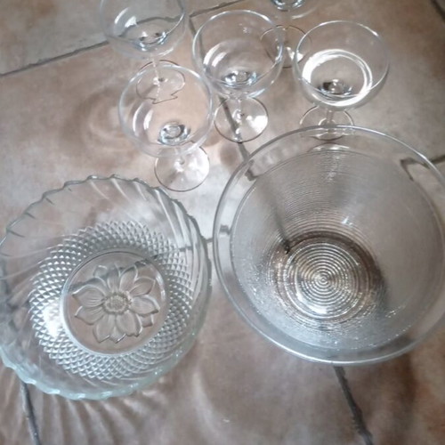 Set of 2 glass salad bowls with 5 champagne glasses