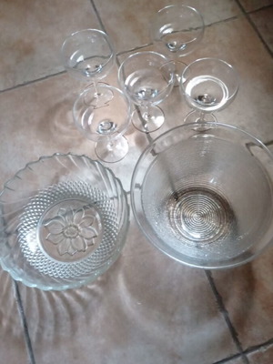 Set of 2 glass salad bowls with 5 champagne glasses