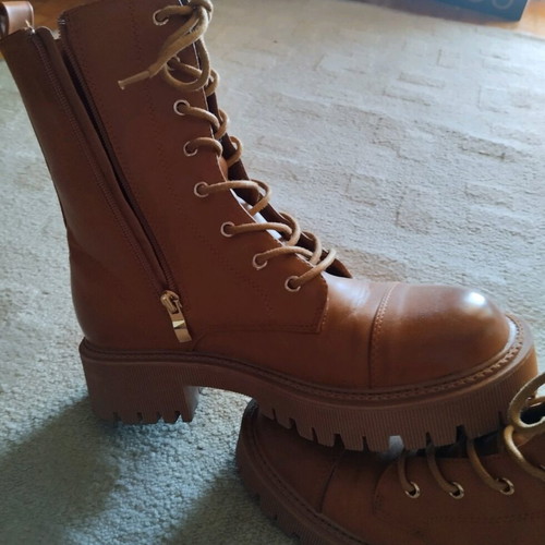 Women's boots like new, size 39, brown tan with zipper and laces