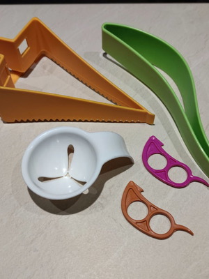 Cake cutter and kitchen gadgets new
