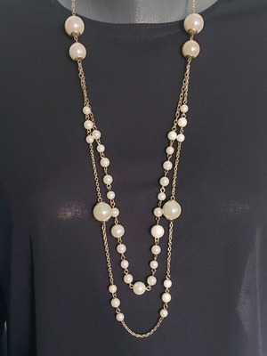 Διπλό κολιέ τύπου γκερντάν με πέρλες και χρυσές αλυσίδες