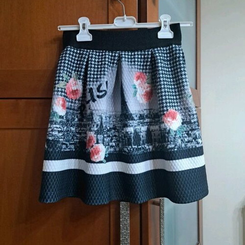 Children's thematic skirt like new, size No.14, black multicolor