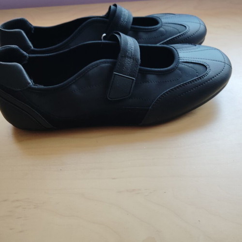 Black sports shoes size 40