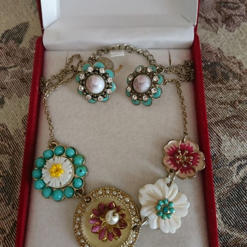 Accessorize floral jewelry set like new, colorful necklace 47 cm and earrings 2 cm