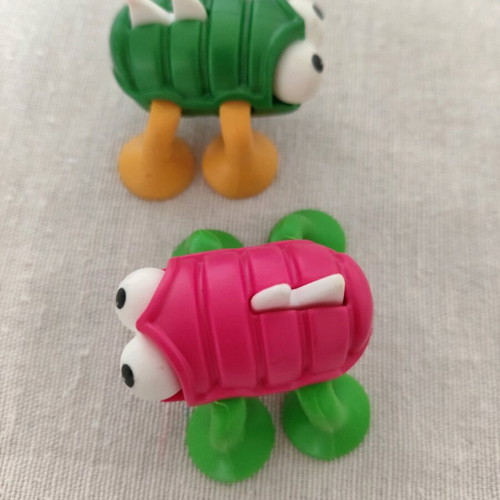 Kinder Surprise Bugs Ventouses like new, 2 pieces pink and green