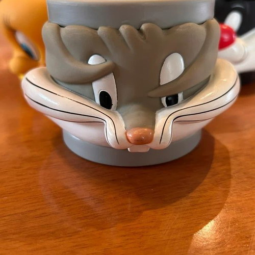 Warner Bros collectible plastic mugs like new, set of 2 with Sylvester and Bugs Bunny