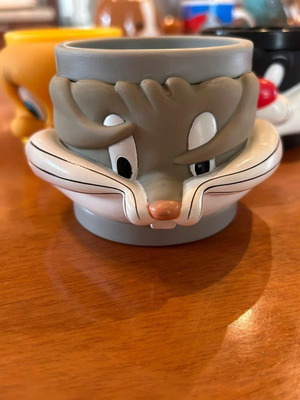 Warner Bros collectible plastic mugs like new, set of 2 with Sylvester and Bugs Bunny