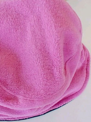 Winter reversible hat like new, black and pink