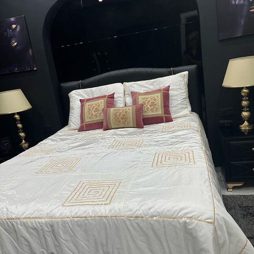 Comforter set like new with sequins, gold color, silk 238x240