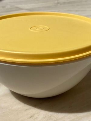 Vintage Tupperware bowl in ecru with yellow lid new
