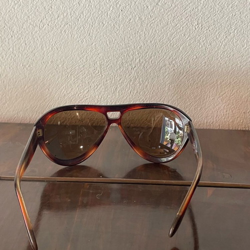 Vintage sunglasses used, lens needs replacement