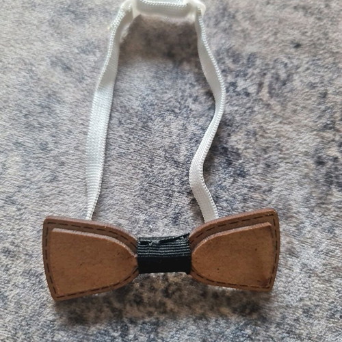 Children's wooden bow tie like new, brown