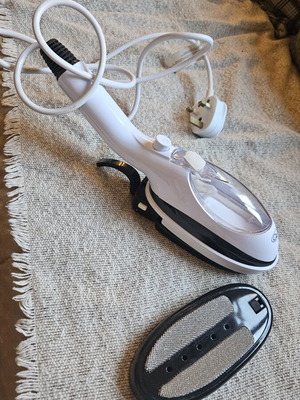 Portable steam iron brush like new with lint remover