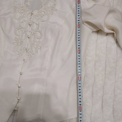 Women's blouse with embroidery and pearls size M like new