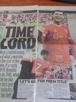 Εφημερίδες με άρθρα για ντεμπούτο Ronaldo Man Utd και Messi PSG