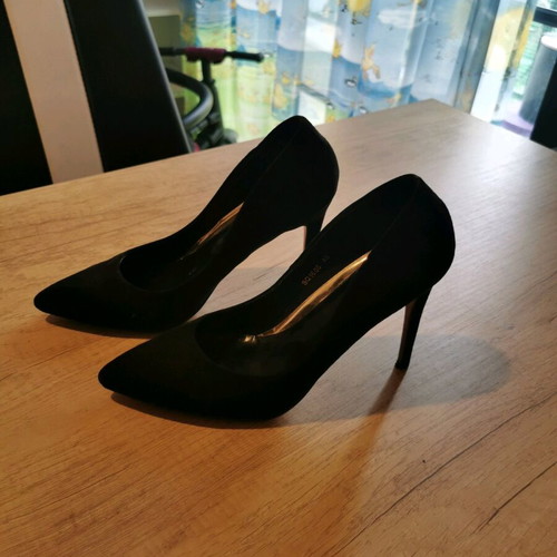 Black pumps like new, size 40 with fuchsia insole