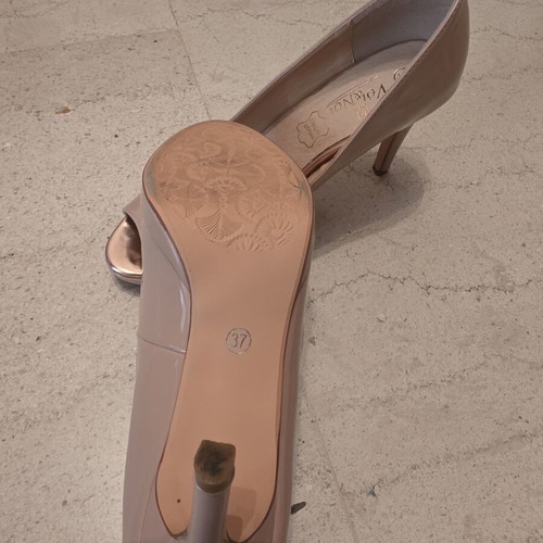 Voi & Noi nude patent leather pumps size 37