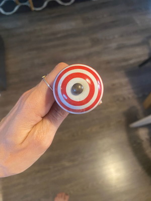 Buttlers knobs set of 2 like new with nice design