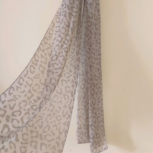 Scarf grey leopard like new