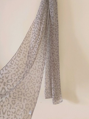 Scarf grey leopard like new