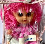  Κούκλα με ροζ μαλλιά