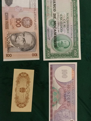 Set of 4 foreign banknotes in excellent condition