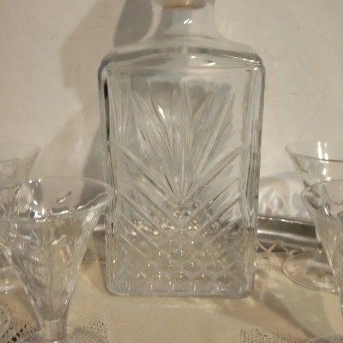 Liqueur set like new with six glasses, bottle and serving tray