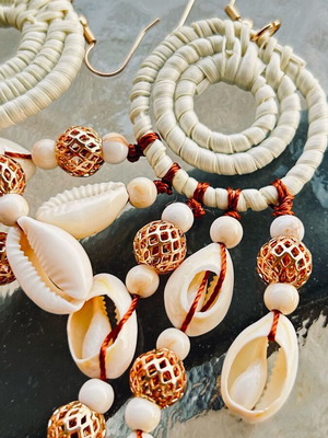 Boho обеци с миди и златни детайли нови, бежови