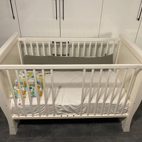 Baby cot bed like new with mattress 1.20x60 cm