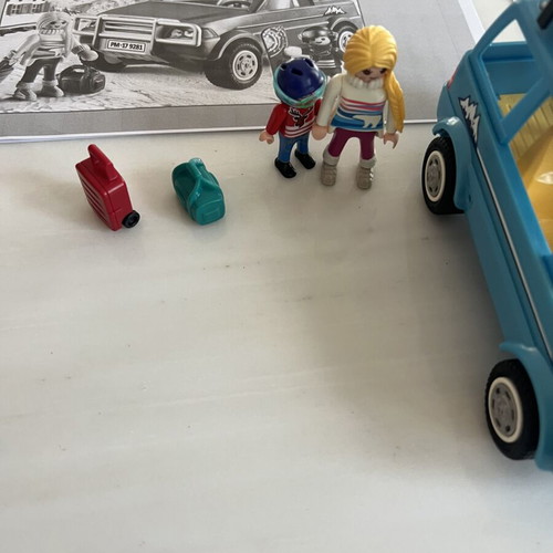 Playmobil 9281 Winter Family Car like new with instructions