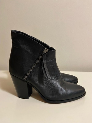 Sisley leather black ankle boots like new, size 38