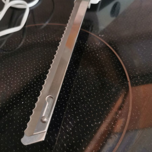 Electric Knife used with two blades and wall mount