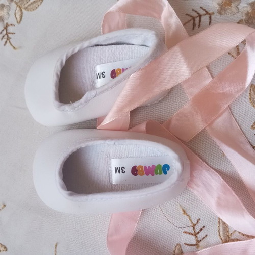 Baby shoes with ribbon, size 3 months