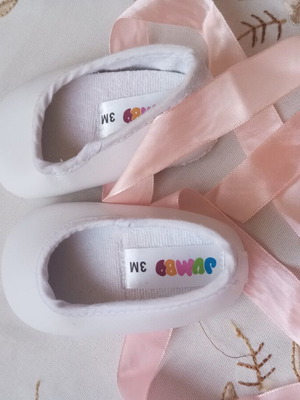 Baby shoes with ribbon, size 3 months