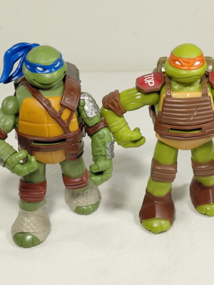 Teenage Mutant Ninja Turtles Leonardo & Mikey figures used, 2012