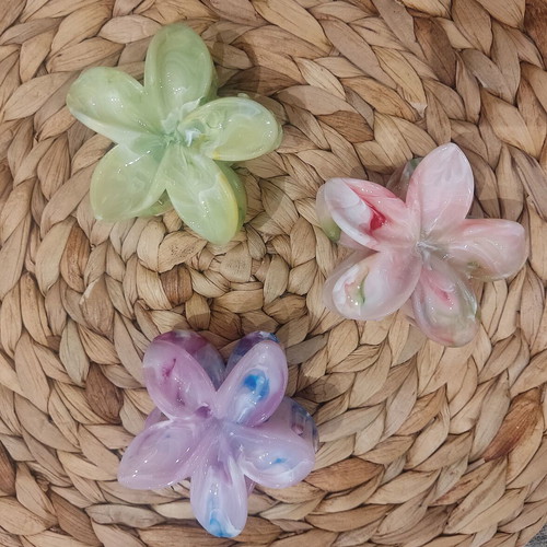 Hair clip new with plastic flowers in three colors