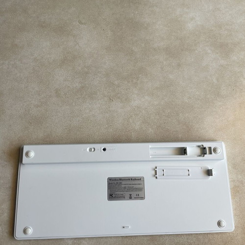 Wireless Bluetooth Keyboard like new, compatible with all devices