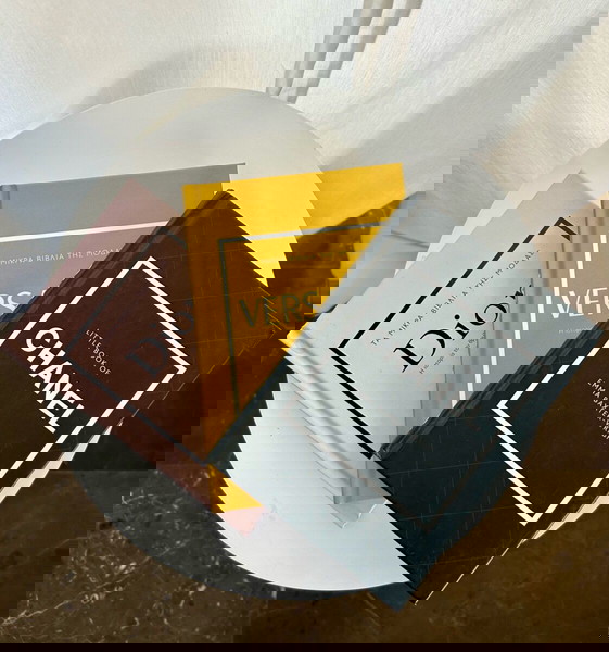 Chanel, Dior, Versace βιβλία καινούρια