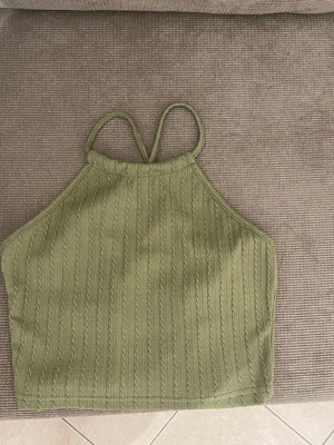 Crop top shirt like new, olive green, slim fit, size S