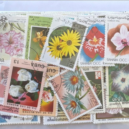 Flower-themed stamps new, set of 250 from around the world