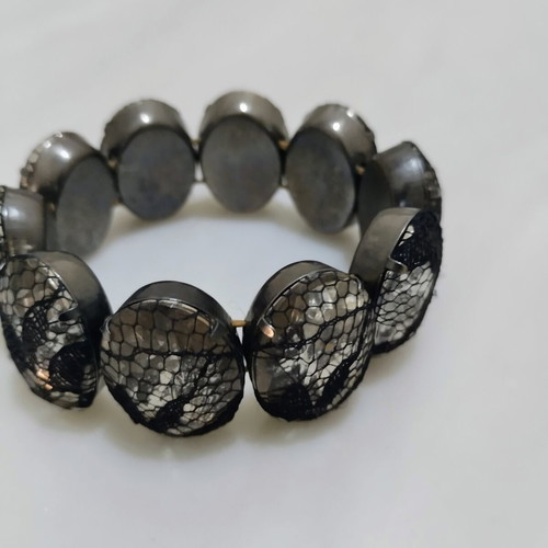 Vintage style bracelet with large rhinestones and lace, elastic