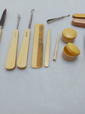 Vintage grooming set A1876