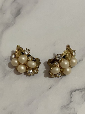 Clip-on earrings with rhinestones and pearls like new, gold tone
