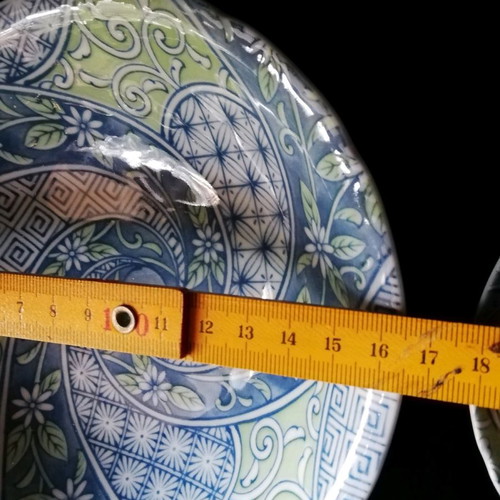 Set of 3 decorative porcelain bowls used, Japanese origin