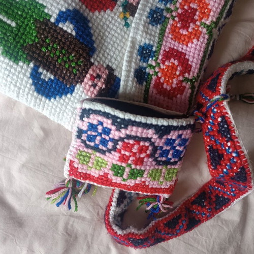 Handmade shoulder bag like new with embroidery and colorful wallet