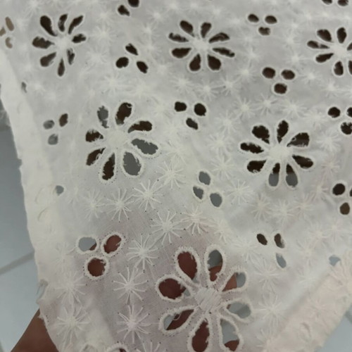 White towel with daisy pattern like new