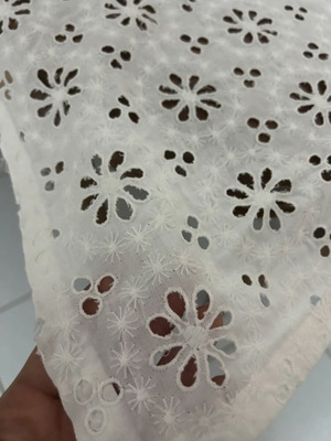 White towel with daisy pattern like new
