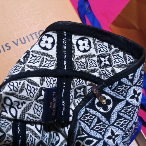 Louis Vuitton hat like new, size S