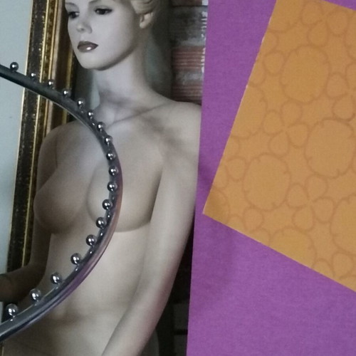 DECORATIVE WOMAN DISPLAY..NO GOOD DEFECTS..DUE TO SPACE..I WILL TAKE EXTRA PHOTOS AND DIMENSIONS