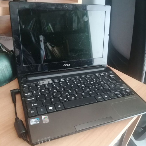 Acer Aspire One D255 mini laptop used with screen and battery issues